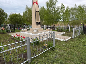 Депутаты Дмитрий Краснов и Николай Упирвицкий поддержали инициативу арзамасской молодежи по благоустройству воинских захоронений и оказали финансовую поддержку на ее проведение