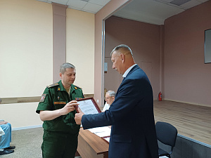 Владимир Паков поздравил сотрудников военного госпиталя с Днем медицинского работника
